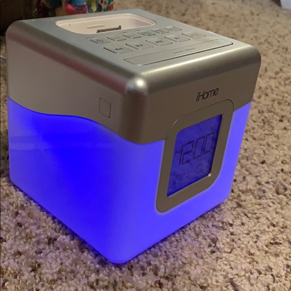 Color changing IHome - Picture 5 of 8